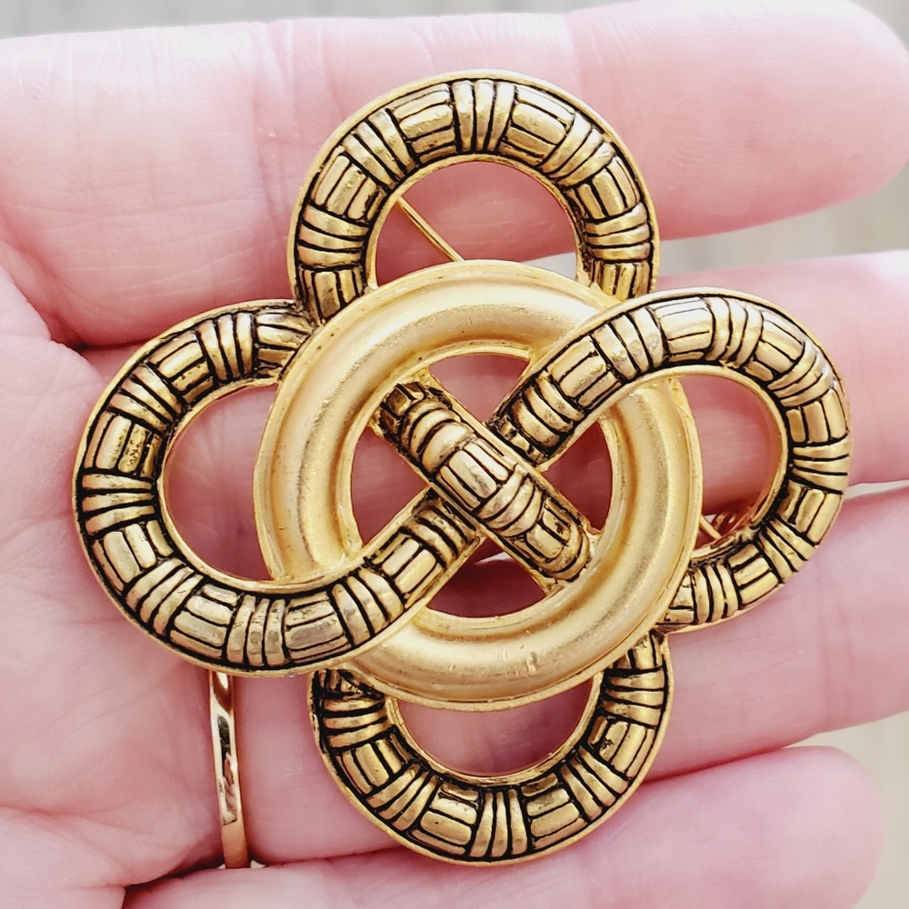 Vintage D Darlene gold lovers knot brooch textured excellent condition scarf pin